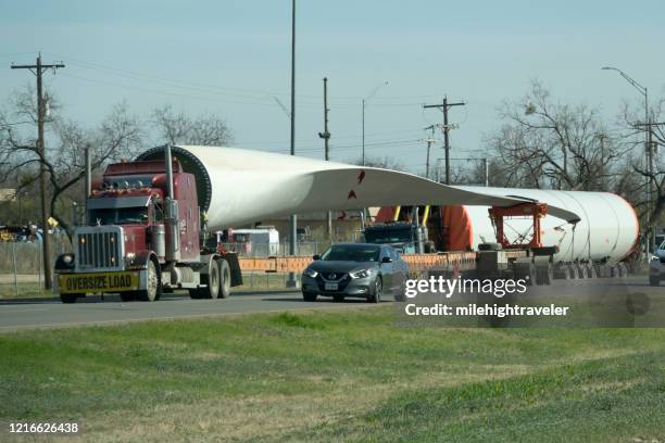 semi-lkw autobahn transport windturbinenschaufel und turm san angelo texas - san angelo texas stock-fotos und bilder