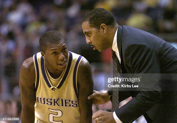 Washington coach Lorenzo Romar talks with sophomore Nate Robinson during 90-85 victory over Arizona in Pacific-10 Conference men's basketball...