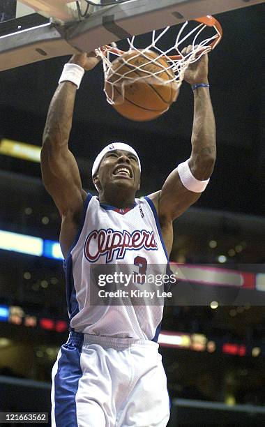 Quentin Richardson of the Los Angeles Clippers dunks during the game between the New Orleans Hornets and the Los Angeles Clippers at the Staples...