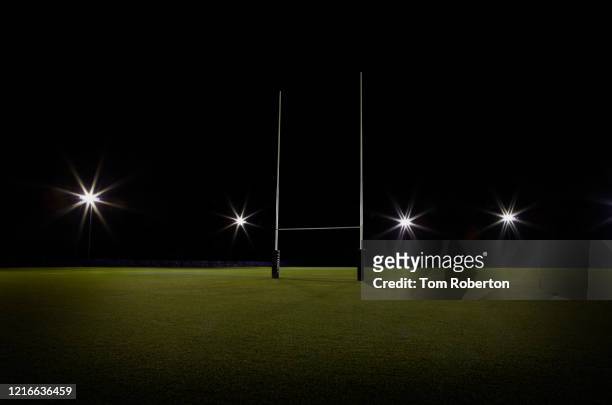 rugby goal posts - campo de rúgbi fotografías e imágenes de stock
