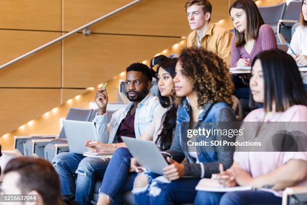 diverse students are interested in guest lecturer's presentation - sala de aula de universidade imagens e fotografias de stock