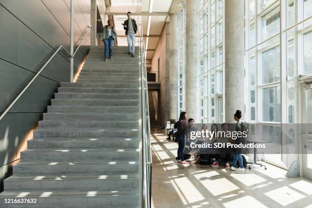 de studenten dalen binnentrap af - university stockfoto's en -beelden