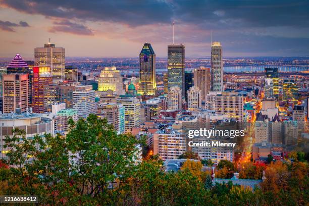 montreal sunset twilight skyskrapa stadsbild quebec kanada - montreal bildbanksfoton och bilder