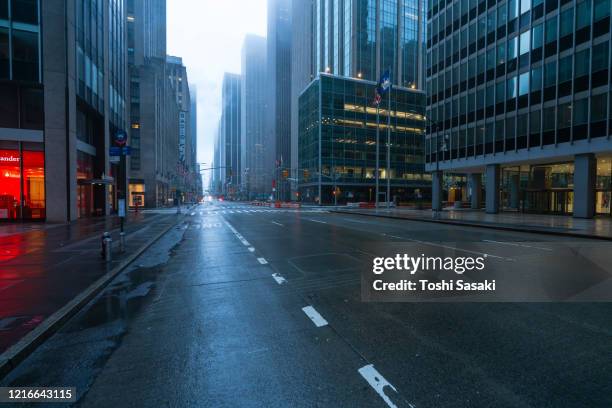 covid-19 effect to new york city. people and traffic disappeared from midtown manhattan 6th avenue for impact of covid-19 in the rainy morning new york city ny usa on mar. 29 2020. - empty city coronavirus fotografías e imágenes de stock