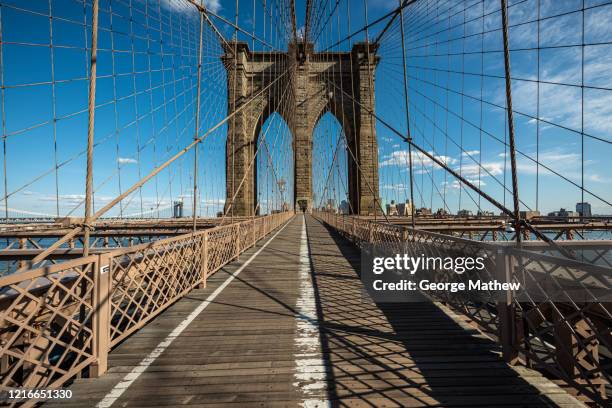 covid-19 pandemic - empty city - brooklyn bridge - brooklyn skyline, nyc - calle vacía fotografías e imágenes de stock