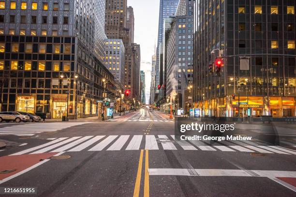 covid-19 pandemic - an empty e 42nd st looking west towards times square - calle vacía fotografías e imágenes de stock