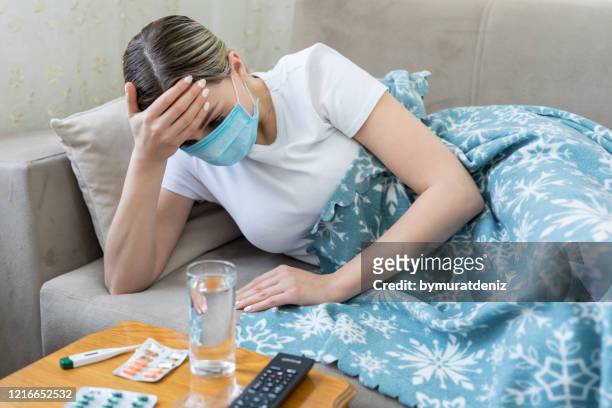kranke frau mit grippe oder erkältung - pandemic illness stock-fotos und bilder