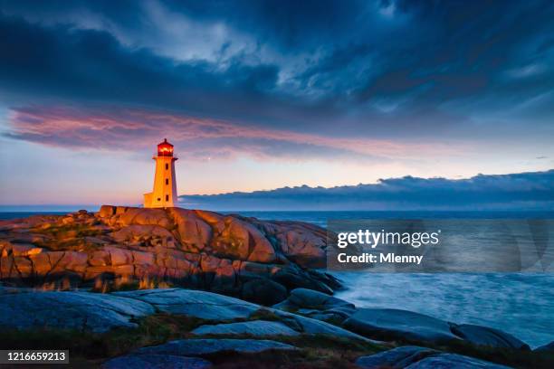 peggy es cove lighthouse dramatic sunset twilght nova scotia kanada - peggys cove stock-fotos und bilder