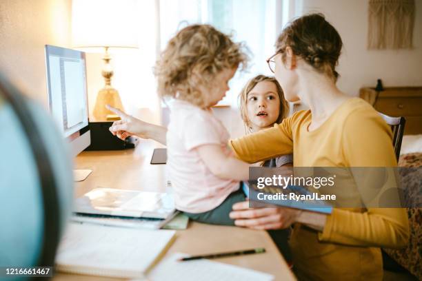 familia hace clases escolares en casa y en línea - abacus computer fotografías e imágenes de stock