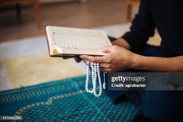 het gebed van moslims thuis - bidden stockfoto's en -beelden