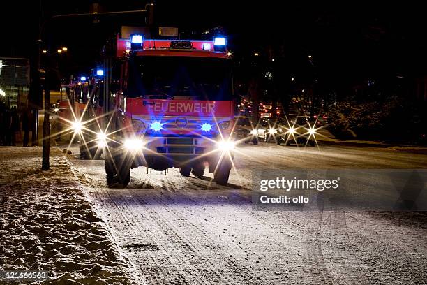 deutsche firetrucks auf einer vereisten straße - feuerwehr deutschland stock-fotos und bilder