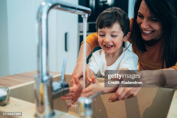 se laver les mains - child washing hands photos et images de collection