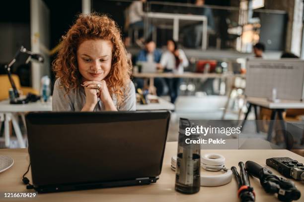 creative woman working at office - reusable water bottle office stock pictures, royalty-free photos & images