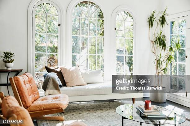 view of living room in home - chambre bien rangée photos et images de collection