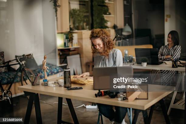 creative woman working at office - reusable water bottle office stock pictures, royalty-free photos & images