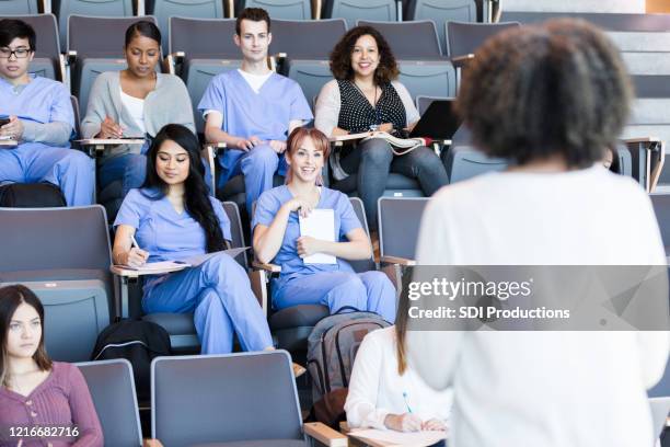 professore insegna a una classe di studenti di medicina - studente di medicina foto e immagini stock