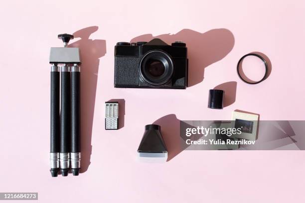 top view of retro analog photo equipment on pink background - attrezzatura fotografica foto e immagini stock