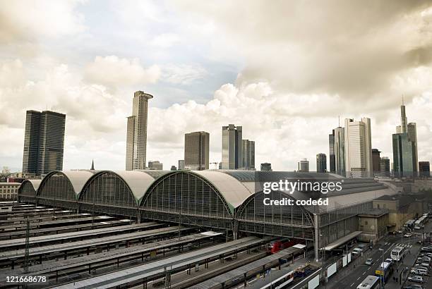 hauptbahnhof frankfurt und die skyline - frankfurt main tower stock-fotos und bilder