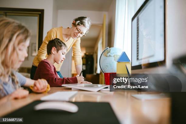 la famille fait des classes à la maison et en ligne - instruction à domicile photos et images de collection