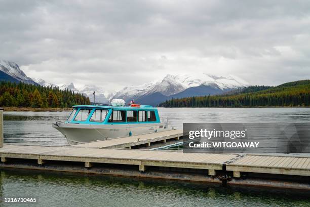 cruise at maligne lake - lago maligne foto e immagini stock