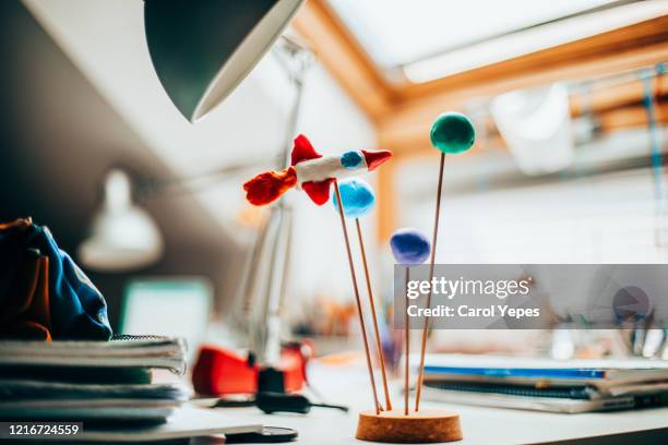 solar system project in kids bedroom - stage performance space photos et images de collection