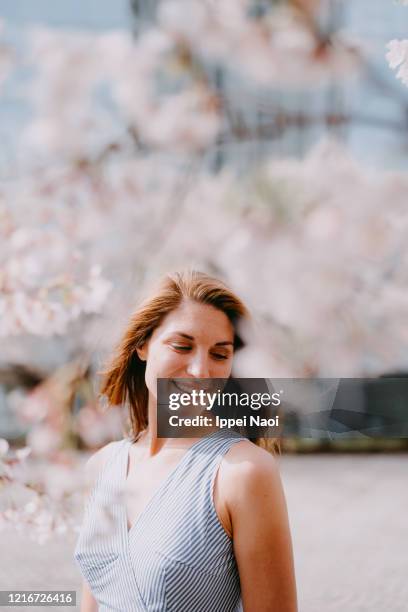beautiful woman with cherry blossoms, tokyo - cherry blossoms in full bloom in tokyo imagens e fotografias de stock