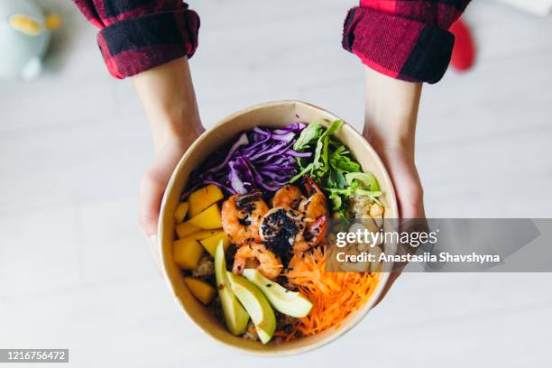 bereit, leckere meeresfrüchte poke schalen zu hause zu essen - buddha hands stock-fotos und bilder