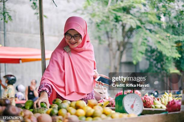 donne musulmane anziane che fanno la spesa per il ramadan - indonesian ethnicity foto e immagini stock