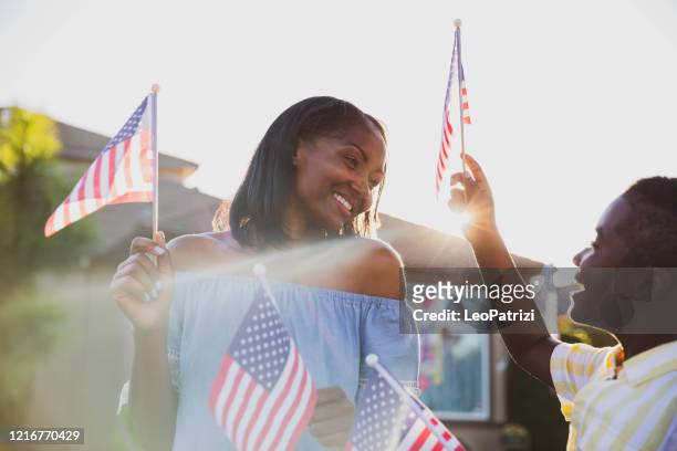 家族との米国の誇りのお祝い - 独立記念日 ストックフォトと画像