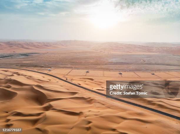 malerische straße in der wüste der vae im nahen osten - wüstenstraße stock-fotos und bilder