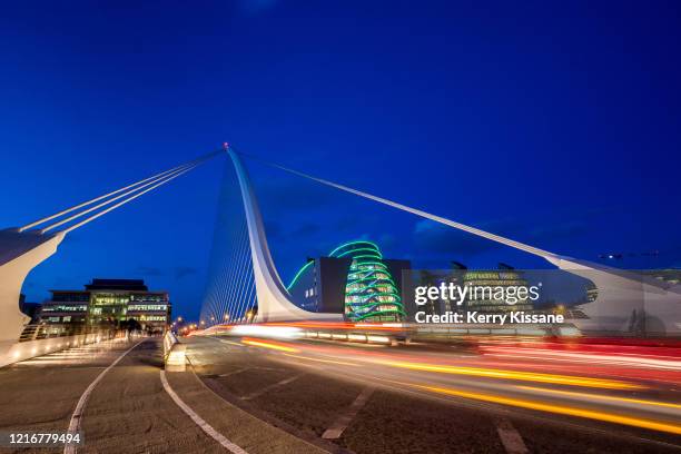 samuel beckett bridge at night - samuel beckett bridge stockfoto's en -beelden