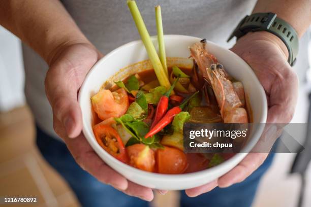 traditionelle thai tomyumsuppe mit garnelen - tom yum suppe stock-fotos und bilder