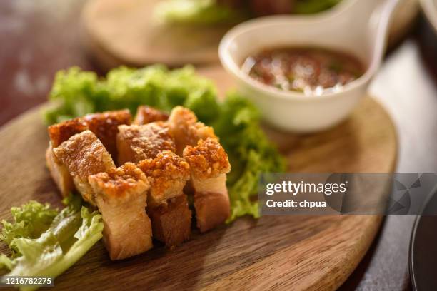 vientre de cerdo asado crujiente con lechuga - tocino fotografías e imágenes de stock