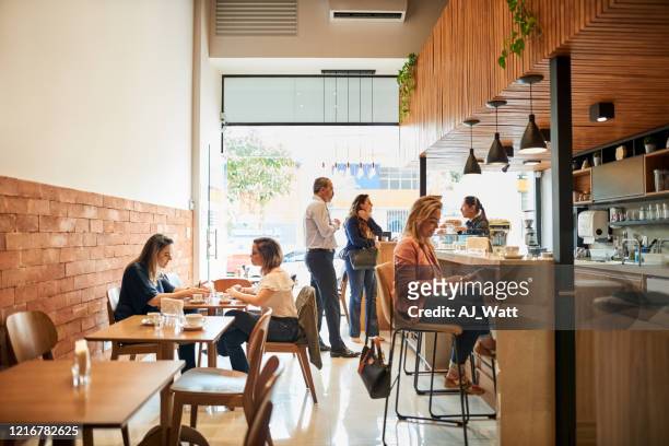 rilassarsi in una caffetteria - ristorante foto e immagini stock
