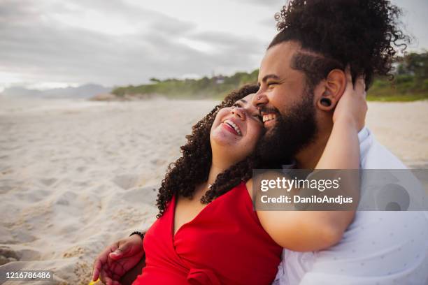 paar op het strand - fat man on beach stockfoto's en -beelden