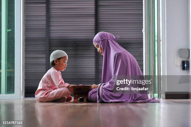 muslim family worship during ramadhan - koran imagens e fotografias de stock
