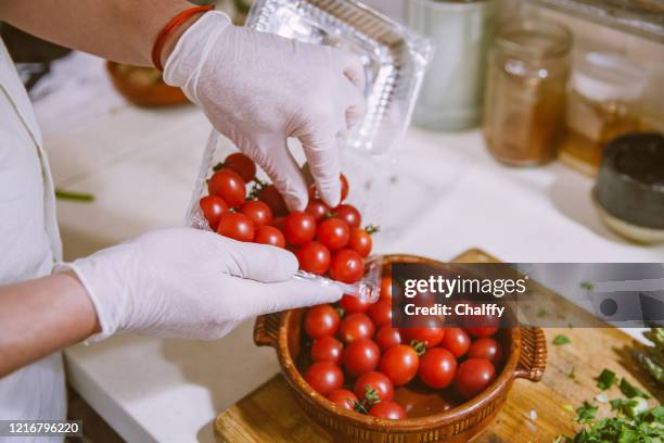 desinfizieren von lebensmitteln - food safety stock-fotos und bilder