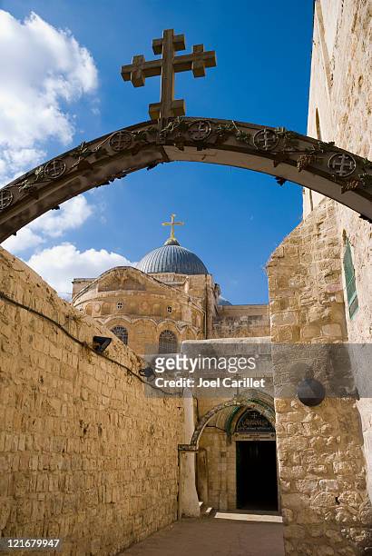 church of the holy sepulchre in jerusalem - golgotha jeruzalem stockfoto's en -beelden