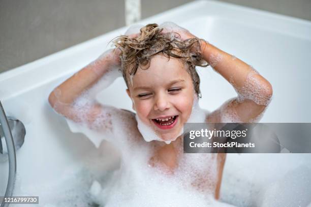 niño en bañera lavando el cabello - domestic bathroom fotografías e imágenes de stock