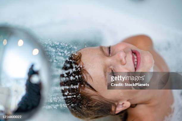 pojke tvätta håret i badrummet - dusch bildbanksfoton och bilder