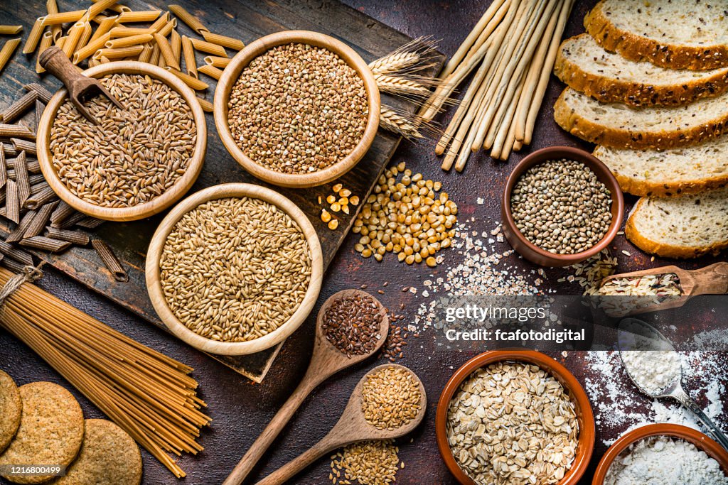 Alimentación saludable: alimentos integrales bodegones de la vida en una mesa de madera rústica