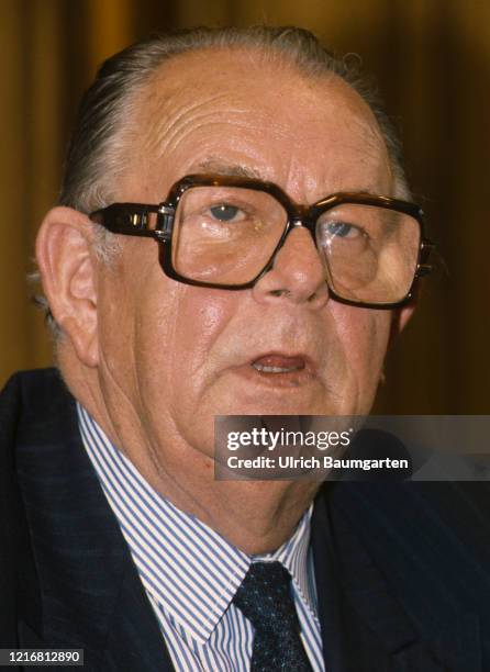 Hans Juergen Wischnewski , member of the German Bundestag.
