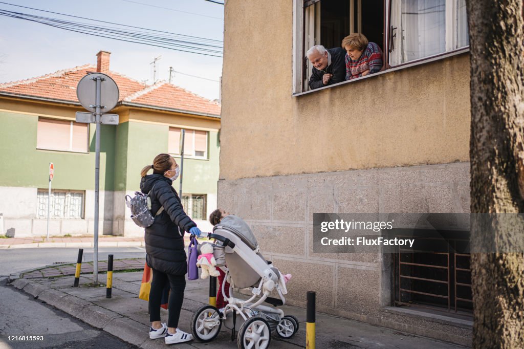 Far-och morföräldrar ser sina barnbarn och dotter efter en vecka lockdown under coronavirus pandemi