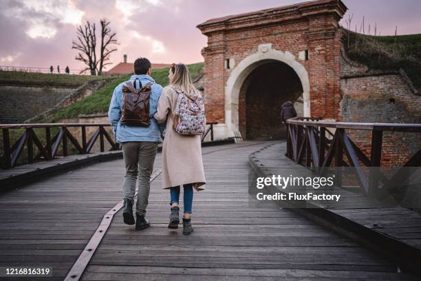 romantisch paar dat van de herfstgang bij het oude vesting geniet - novi sad stockfoto's en -beelden