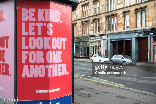 poster che esorta alla gentilezza e allo spirito della comunità durante la pandemia di covid-19 - insegna commerciale foto e immagini stock