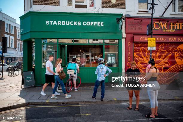 Queue Railing Starbucks Starbucks Healthcare Photos and Premium High Res Pictures - Getty Images