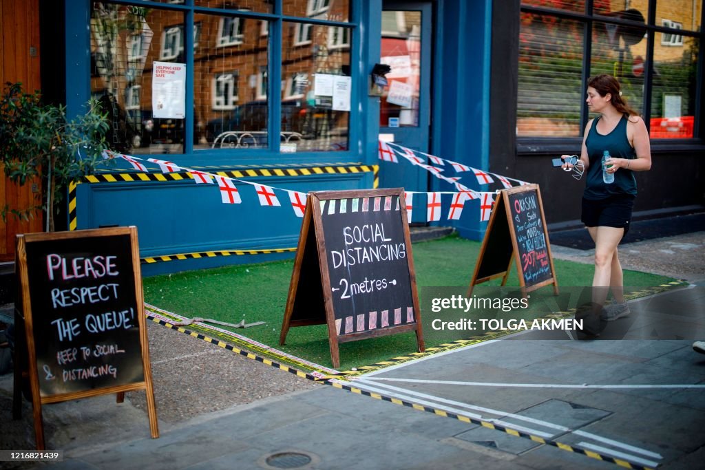 TOPSHOT-BRITAIN-HEALTH-VIRUS-RETAIL