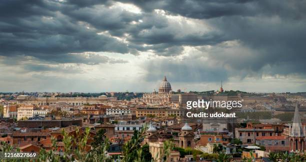 vista su roma, italia - basilica foto e immagini stock