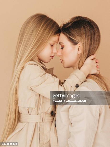 een moeder en haar dochter - girl side view stockfoto's en -beelden