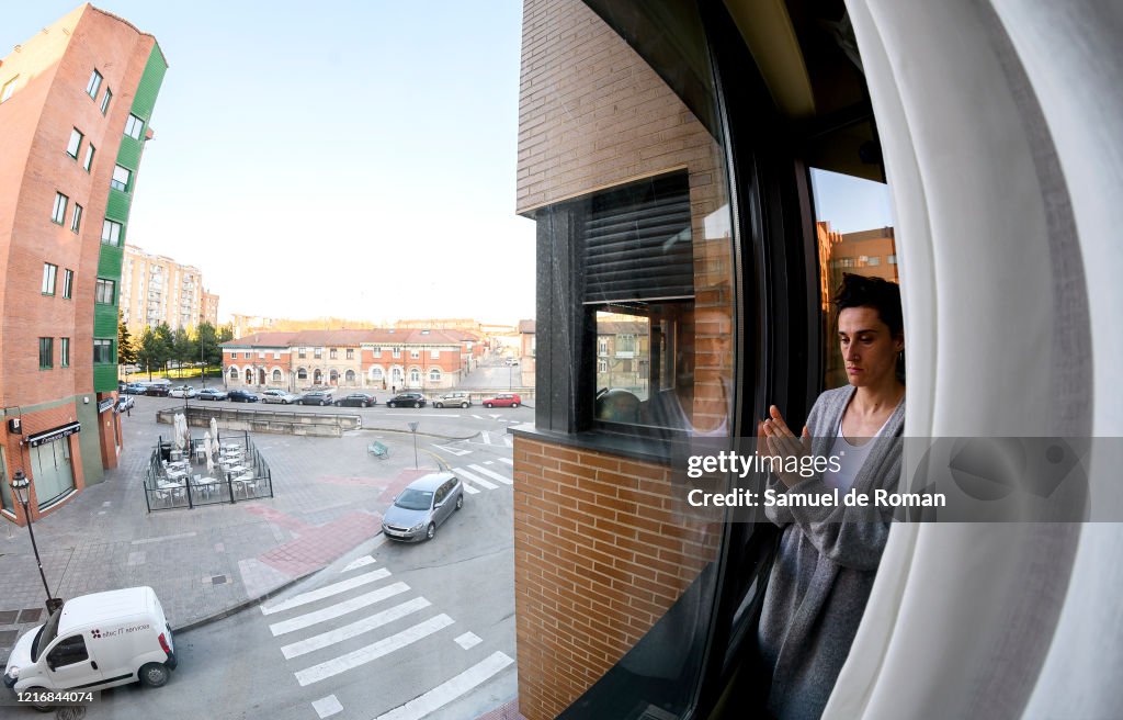 00 p.m. Spanish citizens make life inside their homes due to the ...